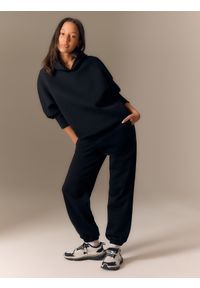 4f - 4F Bluza dresowa loose z kapturem damska - czarna L. Okazja: na co dzień. Typ kołnierza: kaptur. Kolor: czarny. Materiał: dresówka. Wzór: gładki. Styl: casual #1