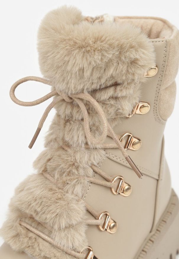 Renee - Ciemnobeżowe Trapery w Casualowym Stylu z Futerkowym Zdobieniem na Języku Taniapea. Okazja: na co dzień. Zapięcie: sznurówki. Kolor: beżowy. Materiał: puch, jeans. Szerokość cholewki: normalna. Wzór: aplikacja. Styl: casual, street, klasyczny