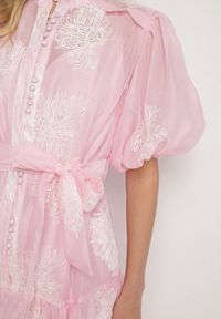 Born2be - Różowa Koszulowa Przezroczysta Sukienka z Bawełną Haftami i Paskiem Lirulira. Okazja: na co dzień. Kolor: różowy. Materiał: bawełna. Wzór: haft. Sezon: lato. Typ sukienki: koszulowe. Styl: casual, elegancki #7