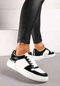 Renee - Biało-Czarne Sneakersy na Niskiej Platformie z Brokatem Nuera. Okazja: na co dzień. Kolor: biały. Obcas: na platformie #2
