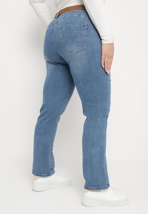 Born2be - Niebieskie Jeansy z Efektem Push-Up o Fasonie Regular z Paskiem Rosanora. Kolor: niebieski. Styl: elegancki