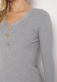 Born2be - Szary Sweter z Bawełną z Prążkowanego Materiału Ozdobiony Guzikami Zinfera. Okazja: na co dzień. Typ kołnierza: dekolt w serek. Kolor: szary. Materiał: bawełna, prążkowany, materiał. Wzór: aplikacja. Styl: casual, klasyczny #7
