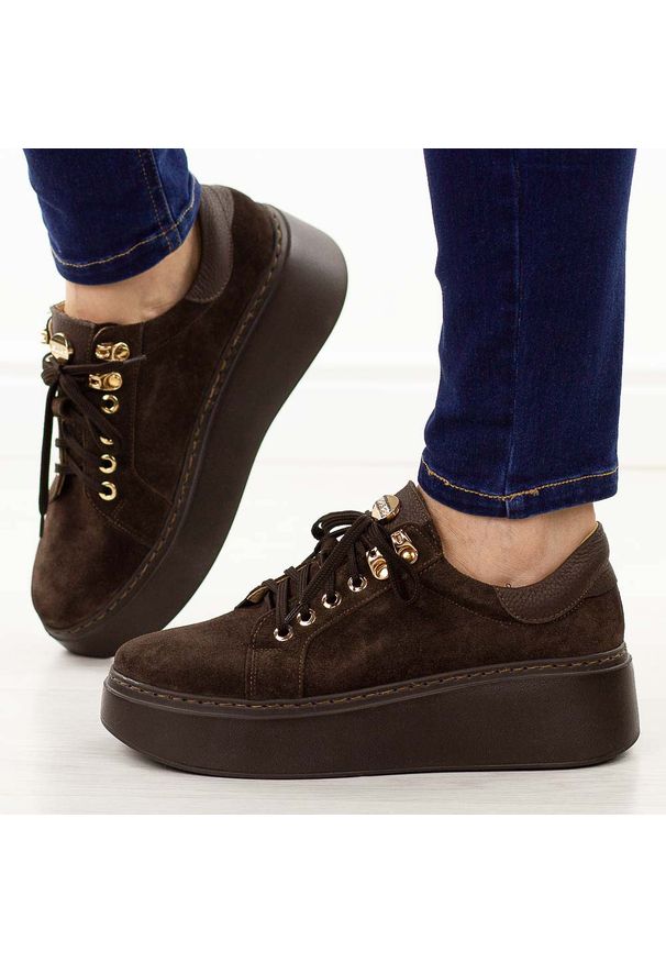 DEONI - Czekoladowe skórzane sneakersy damskie Deoni D650. Okazja: na co dzień. Nosek buta: okrągły. Zapięcie: sznurówki. Kolor: brązowy. Materiał: zamsz, skóra. Szerokość cholewki: normalna. Sezon: wiosna, jesień. Styl: elegancki, casual, sportowy, klasyczny