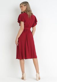 Born2be - Bordowa Sukienka z Kopertowym Dekoltem i Paskiem Sizue. Kolor: czerwony. Typ sukienki: kopertowe #4