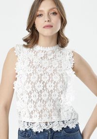 Born2be - Biała Bluzka Fernrun. Typ kołnierza: kołnierzyk stójkowy. Kolor: biały. Materiał: jeans, koronka. Długość rękawa: bez rękawów. Wzór: ażurowy, aplikacja, koronka. Styl: elegancki #1