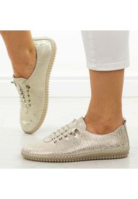 Złote skórzane półbuty damskie Filippo Dp6140/26. Okazja: na spacer, na co dzień. Nosek buta: okrągły. Kolor: złoty. Materiał: skóra. Szerokość cholewki: normalna. Sezon: wiosna, jesień, lato. Styl: casual, elegancki, klasyczny #1