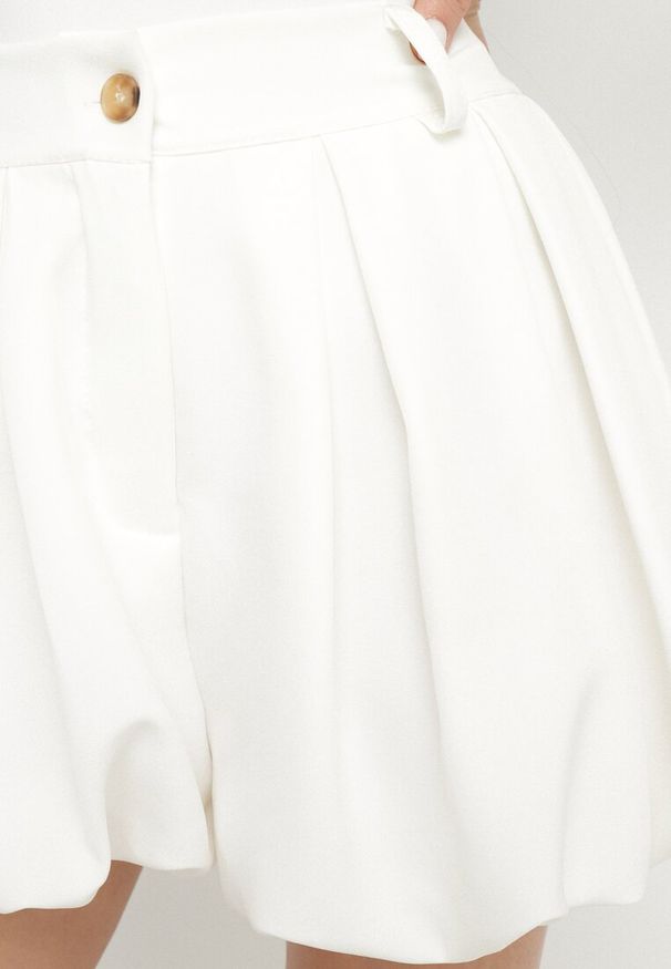 Born2be - Jasnobeżowe Szorty z Wiskozą o Fasonie Bombki Kolindra. Okazja: na co dzień. Kolor: beżowy. Materiał: wiskoza. Styl: casual, elegancki