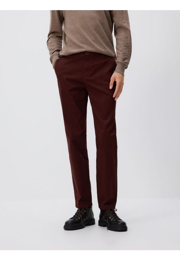 Reserved - Bawełniane spodnie chino slim - mahoniowy. Kolor: brązowy. Materiał: bawełna