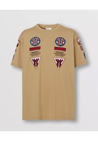Burberry - BURBERRY - T-shirt z naszywkami. Kolor: beżowy. Materiał: bawełna. Wzór: aplikacja #2