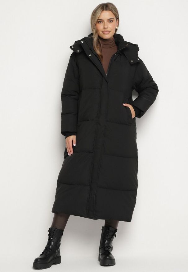 Born2be - Czarna Pikowana Kurtka o Długim Fasonie z Odpinanym Kapturem Daivera. Okazja: na spacer. Kolor: czarny. Materiał: dzianina. Długość: długie. Sezon: zima
