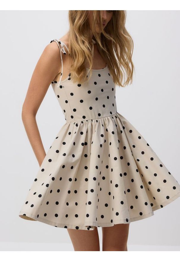 Reserved - Sukienka w kropki - beżowy. Kolor: beżowy. Materiał: dzianina. Wzór: kropki