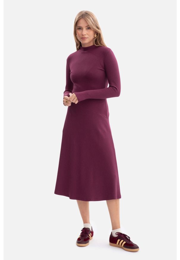 BeWear - Bawełniana sukienka dzianinowa rozkloszowana fiolet. Okazja: na co dzień, do pracy. Typ kołnierza: golf. Kolor: czarny. Materiał: dzianina, bawełna. Długość rękawa: długi rękaw. Styl: casual