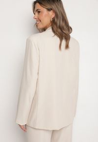 Born2be - Jasnobeżowa Dwurzędowa Marynarka z Usztywnioną Linią Ramion Emiranea. Okazja: na co dzień, do pracy. Kolor: beżowy. Materiał: jeans. Wzór: aplikacja. Styl: klasyczny, elegancki, casual #6