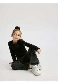 Reserved - Spodnie dresowe z aplikacją - czarny. Kolor: czarny. Materiał: dresówka. Wzór: aplikacja #1