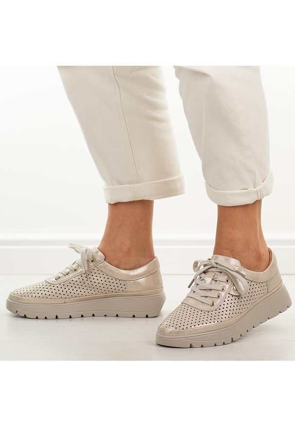 Złote ażurowe skórzane półbuty damskie Vinceza 79629. Okazja: na co dzień. Nosek buta: okrągły. Zapięcie: sznurówki. Kolor: złoty. Szerokość cholewki: normalna. Wzór: ażurowy. Materiał: skóra. Sezon: wiosna, lato. Styl: casual, klasyczny, elegancki