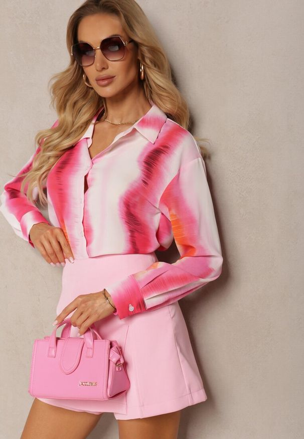 Renee - Biało-Fuksjowa Klasyczna Koszula Ozdobiona Printem Tie-Dye Analera. Kolor: różowy. Wzór: aplikacja, nadruk. Styl: klasyczny