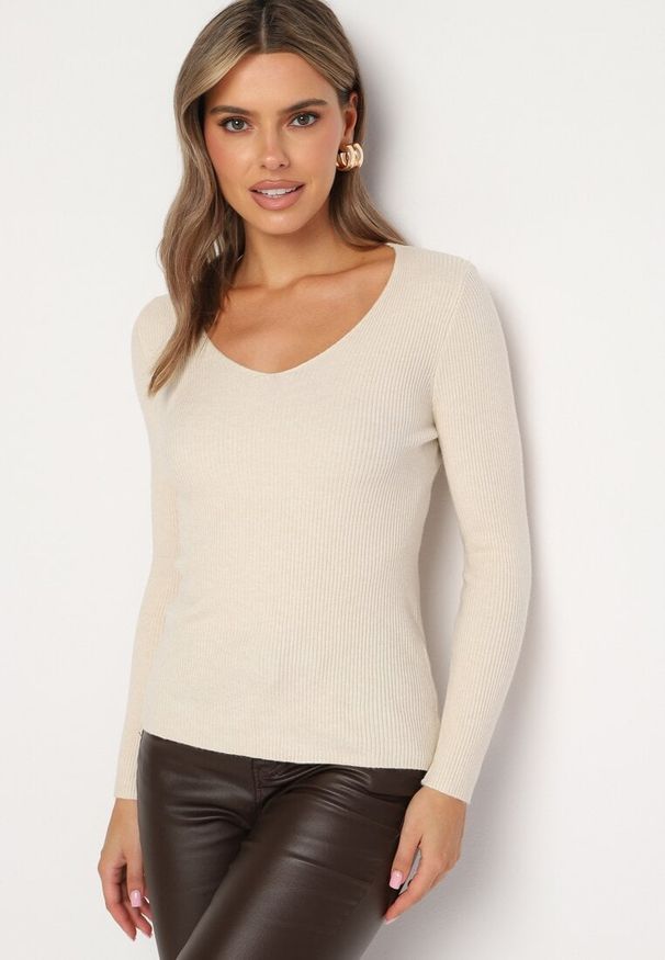 Born2be - Jasnobeżowy Sweter Prążkowany z Trójkątnym Dekoltem Vorila. Okazja: na co dzień. Kolor: beżowy. Materiał: prążkowany. Styl: casual, elegancki