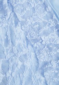 Renee - Niebieska Eteryczna Sukienka z Koronki z Falbankami i Wiązaniem Dianatta. Okazja: na co dzień. Typ kołnierza: kołnierz z falbankami. Kolor: niebieski. Materiał: koronka. Wzór: koronka. Styl: casual, elegancki, boho #7