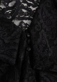 Born2be - Czarna Bluzka z Koronki Ozdobiona Falbankami Sewola. Typ kołnierza: kołnierz z falbankami. Kolor: czarny. Materiał: koronka. Wzór: aplikacja, koronka. Styl: elegancki #7