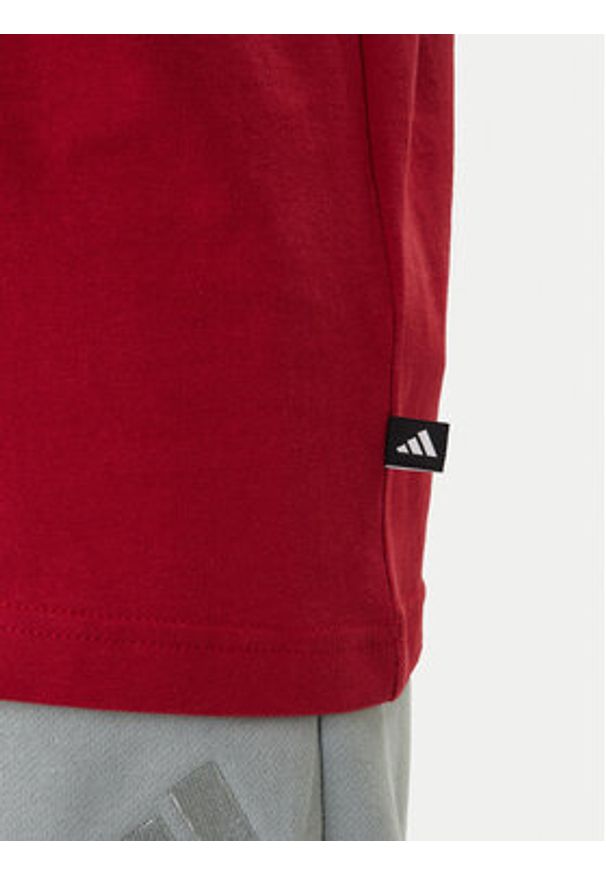 Adidas - adidas T-Shirt Mini Embroidery Basketball Graphic KB2525 Czerwony Regular Fit. Kolor: czerwony. Materiał: bawełna