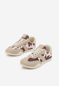 Renee - Brązowo-Białe Sneakersy Ozdobione Tłoczeniem i Wzorem w Krowie Łaty Halennesa. Okazja: na co dzień. Kolor: brązowy. Materiał: jeans. Wzór: aplikacja #6