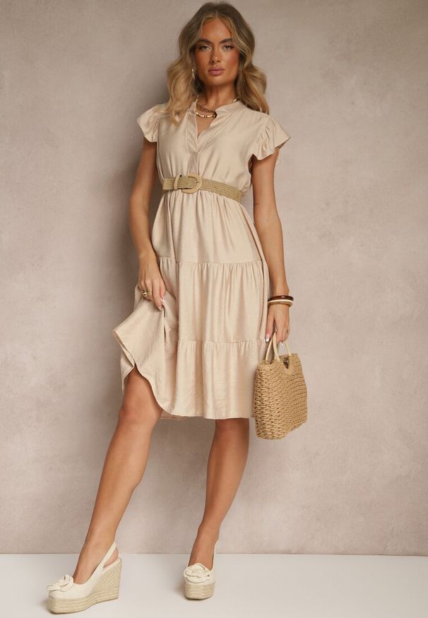 Renee - Beżowa Rozkloszowana Sukienka z Dekoltem w Kształcie Litery V Mevamara. Okazja: na imprezę, na co dzień. Typ kołnierza: dekolt w kształcie V. Kolor: beżowy. Materiał: jeans. Długość rękawa: krótki rękaw. Wzór: aplikacja. Styl: elegancki, casual