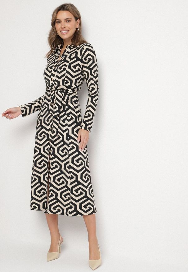 Born2be - Czarna Koszulowa Sukienka z Wiskozą Paskiem i Geometrycznym Motywem Erislevia. Okazja: na spacer, na co dzień. Typ kołnierza: dekolt w kształcie V. Kolor: czarny. Materiał: wiskoza. Długość rękawa: długi rękaw. Wzór: geometria. Typ sukienki: koszulowe. Styl: klasyczny, casual, elegancki