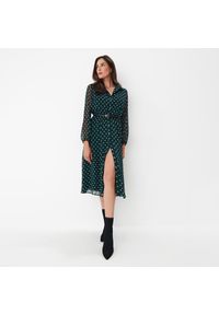 Mohito - Szmizjerka midi w kropki - Zielony. Kolor: zielony. Wzór: kropki. Typ sukienki: szmizjerki. Długość: midi #1