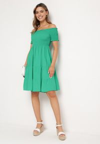 Born2be - Zielona Bawełniana Sukienka z Hiszpańskim Dekoltem z Szerokimi Falbanami na Dole Bliria. Okazja: na spacer, na co dzień. Typ kołnierza: dekolt hiszpanka. Kolor: zielony. Materiał: bawełna. Sezon: lato. Typ sukienki: rozkloszowane. Styl: casual, wakacyjny, elegancki #4