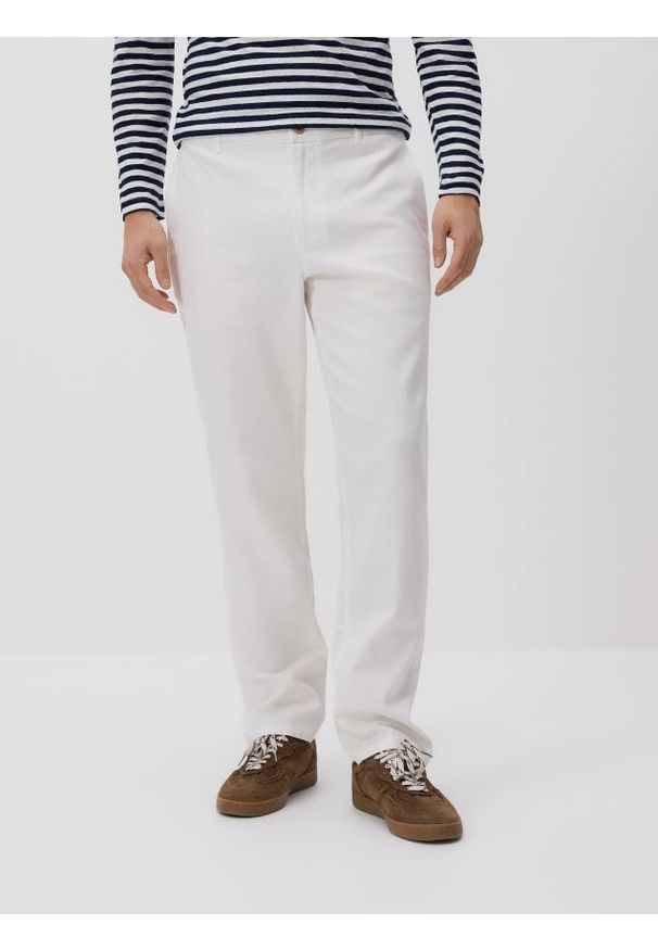 Reserved - Spodnie chino slim z lnem - biały. Kolor: biały. Materiał: len