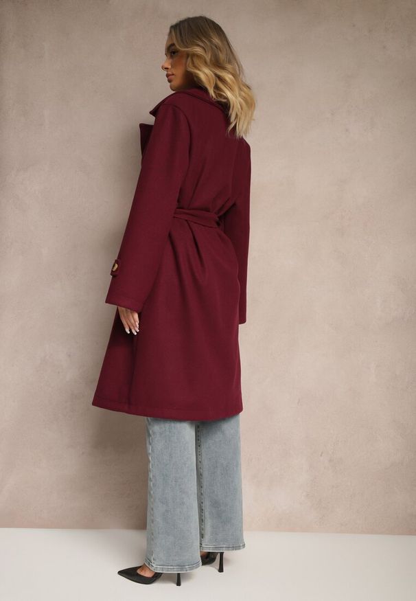 Renee - Ciemnofioletowy Długi Płaszcz Wiązany w Talii Materiałowym Paskiem z Ozodobnymi Guzikami na Rękawach Thakore. Kolor: fioletowy. Materiał: materiał. Długość: długie. Styl: elegancki