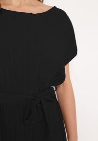Born2be - Czarna Plisowana Sukienka z Paskiem w Talii Tiagena. Okazja: na imprezę. Kolor: czarny. Długość rękawa: krótki rękaw. Styl: elegancki #5