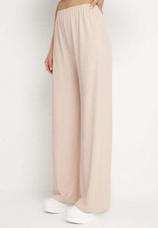 Born2be - Jasnobeżowy Prążkowany Komplet Dopasowany Top i Spodnie o Szerokim Kroju Miresia. Kolor: beżowy. Materiał: prążkowany
