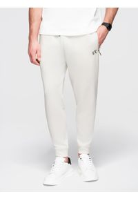 Ombre Clothing - Dresowe spodnie męskie ze ściągaczami w nogawkach i gumowym nadrukiem – białe V2 - Rozmiar: M. Kolor: biały. Materiał: dresówka, guma. Wzór: nadruk. Styl: elegancki, sportowy #1