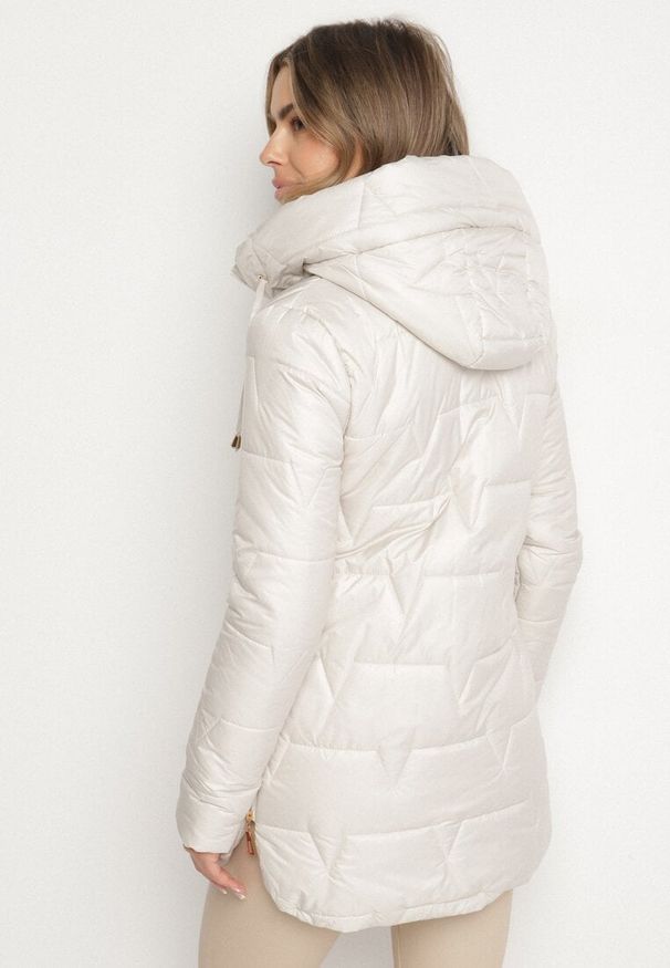 Born2be - Jasnobeżowa Pikowana Kurtka Przejściowa z Bocznymi Suwakami i Kapturem Soralessa. Okazja: na co dzień, do pracy, na spotkanie biznesowe. Kolor: beżowy. Materiał: dzianina, jeans. Długość rękawa: długi rękaw. Długość: długie. Styl: biznesowy, casual