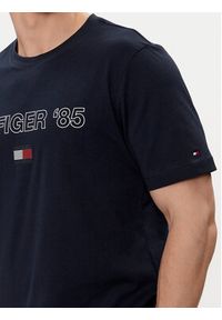 TOMMY HILFIGER - Tommy Hilfiger T-Shirt 85' MW0MW34427 Granatowy Regular Fit. Kolor: niebieski. Materiał: bawełna #3