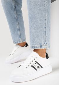 Born2be - Biało-Czarne Sneakersy na Platformie z Ażurowym Zdobieniem Jovieni. Kolor: biały. Materiał: jeans. Wzór: ażurowy, aplikacja. Obcas: na platformie #4