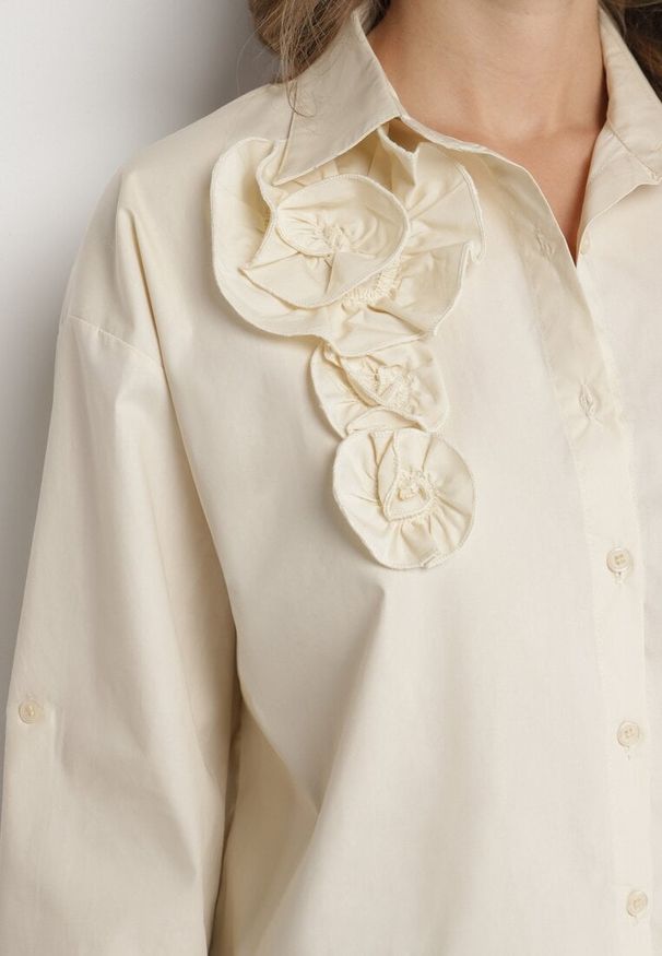 Born2be - Ciemnobeżowa Koszula z Bawełny Ozdobiona Kwiatami 3D Dorelin. Okazja: na co dzień. Typ kołnierza: dekolt w kształcie V. Kolor: beżowy. Materiał: bawełna. Długość rękawa: długi rękaw. Długość: długie. Wzór: aplikacja, kwiaty. Styl: casual, elegancki, klasyczny