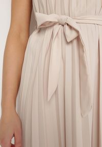 Born2be - Beżowa Rozkloszowana Sukienka Midi Plisowana z Materiałowym Paskiem Varethia. Kolor: beżowy. Materiał: materiał. Wzór: aplikacja. Długość: midi #3