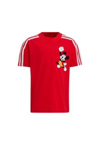 Koszulka sportowa dla dzieci Adidas Disney Mickey Mouse. Kolor: biały, czerwony, wielokolorowy. Materiał: bawełna. Wzór: motyw z bajki