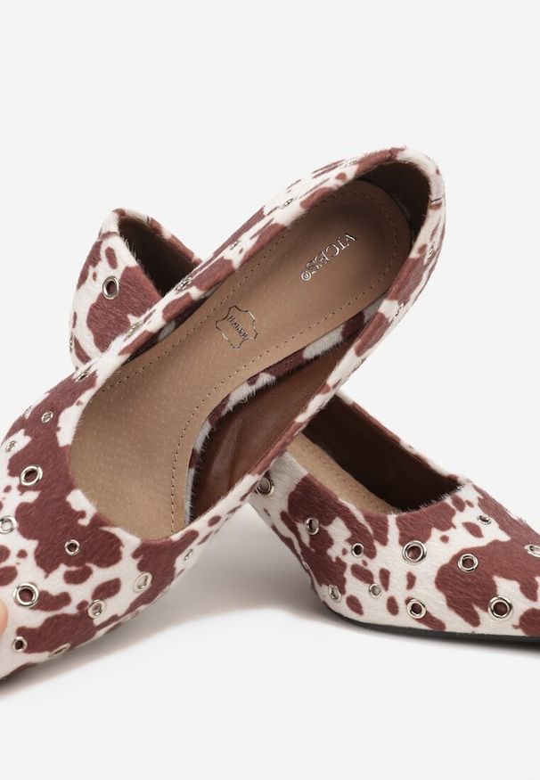 Renee - Brązowe Czółenka na Szpilce Vices w Krowie Łaty Ozdobione Nitami z Wkładką ze Skóry Naturalnej Rilinessa. Okazja: na co dzień, do pracy, na spotkanie biznesowe. Kolor: brązowy. Materiał: skóra. Wzór: aplikacja. Obcas: na szpilce. Styl: klasyczny, casual, biznesowy