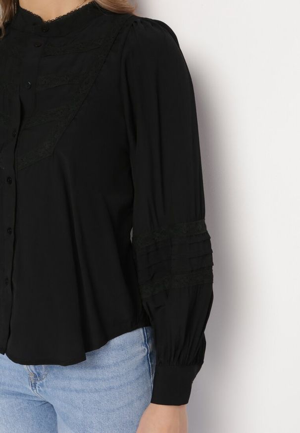 Born2be - Czarna Koszula Ozdobiona Koronkowymi Tasiemkami Arilesse. Kolor: czarny. Materiał: koronka. Wzór: aplikacja. Styl: elegancki