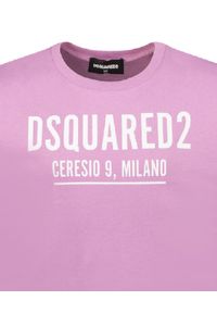 DSQUARED2 KIDS - Różowy t-shirt z falbankami 4-16 lat. Typ kołnierza: kołnierz z falbankami. Kolor: różowy, wielokolorowy, fioletowy. Materiał: bawełna. Długość rękawa: krótki rękaw. Wzór: napisy. Sezon: lato. Styl: klasyczny #2