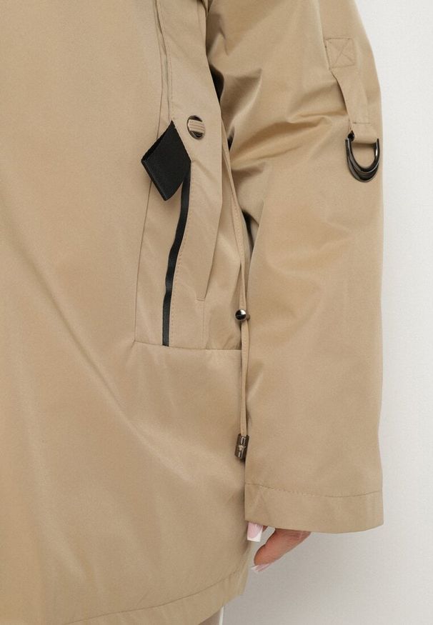 Born2be - Ciemnobeżowa Kurtka Parka z Kapturem i Kieszeniami Eradilla. Okazja: na co dzień, na spacer. Typ kołnierza: kaptur. Kolekcja: plus size. Kolor: beżowy. Długość rękawa: długi rękaw. Długość: długie. Wzór: aplikacja. Styl: klasyczny, elegancki, casual