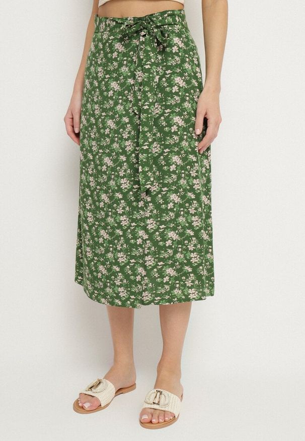 Born2be - Zielona Spódnica Wiązana w Pasie w Kwiatowy Print Ellivella. Okazja: na spotkanie biznesowe. Kolor: zielony. Wzór: kwiaty, nadruk. Styl: biznesowy, klasyczny, elegancki