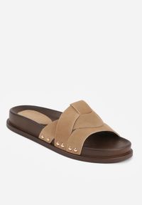 Born2be - Ciemnobeżowe Klapki z Przeplatanymi Paskami i Nitami przy Podeszwie Marivyn. Okazja: na co dzień, na randkę. Kolor: beżowy. Materiał: len. Sezon: lato. Styl: casual, elegancki #2