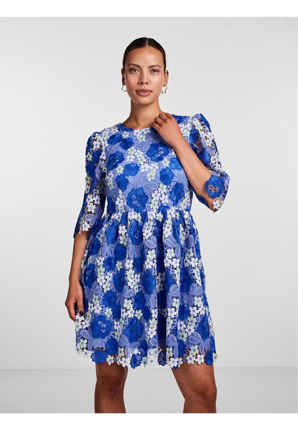 YAS Sukienka codzienna 26029716 Niebieski Regular Fit. Okazja: na co dzień. Kolor: niebieski. Materiał: syntetyk. Typ sukienki: proste. Styl: casual