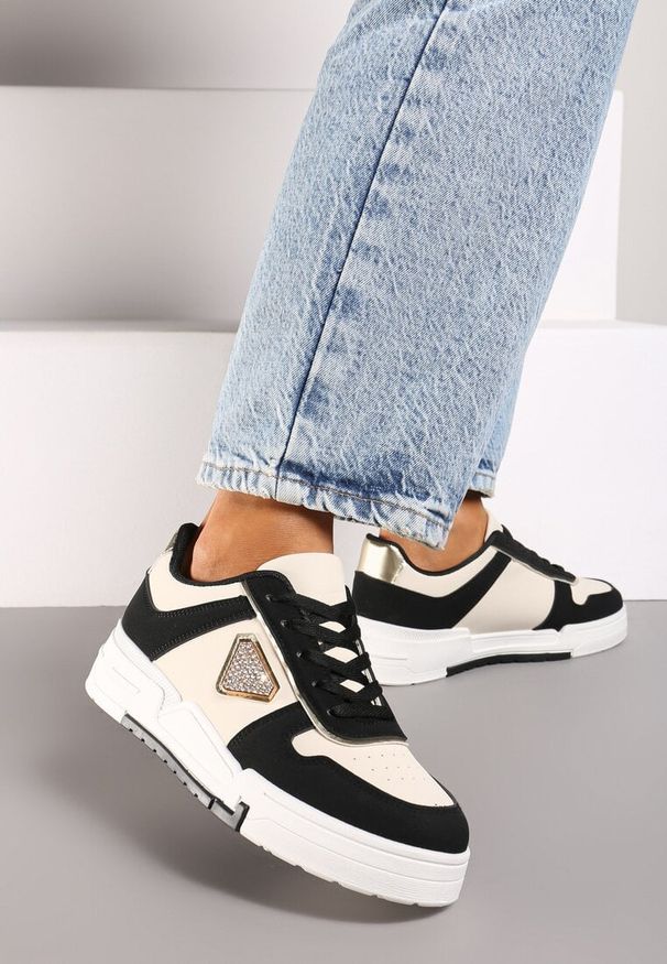 Born2be - Czarne Sneakersy na Grubej Podeszwie z Geometrycznym Zdobieniem i Cyrkoniami Rexilora. Nosek buta: okrągły. Zapięcie: sznurówki. Kolor: czarny. Materiał: materiał. Wzór: aplikacja, geometria. Obcas: na obcasie. Wysokość obcasa: niski