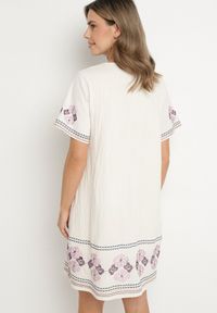 Born2be - Fioletowa Sukienka Bawełniana o Pudełkowym Fasonie Ozdobiona Haftami Tirkio. Okazja: na co dzień. Typ kołnierza: dekolt w kształcie V. Kolor: fioletowy. Materiał: bawełna. Wzór: haft, aplikacja. Styl: casual, elegancki #3