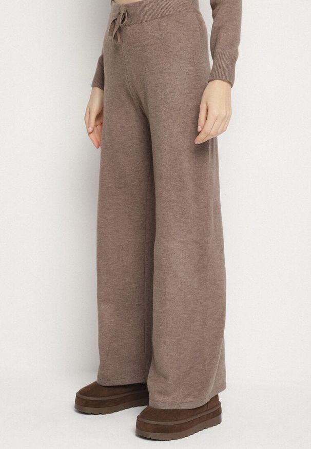 Born2be - Ciemnobeżowy Dzianinowy Komplet z Wełną i Bawełną Spodnie i Sweter z Golfem Errele. Kolor: beżowy. Materiał: dzianina, wełna, bawełna